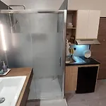 Апартаменти Stylish And Modern Near Nea Chora *